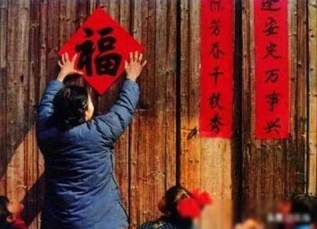 晚清悲慘女子老照片：窯姐坐洋軍官懷里被摸胸，洋人當(dāng)街欺辱婦女