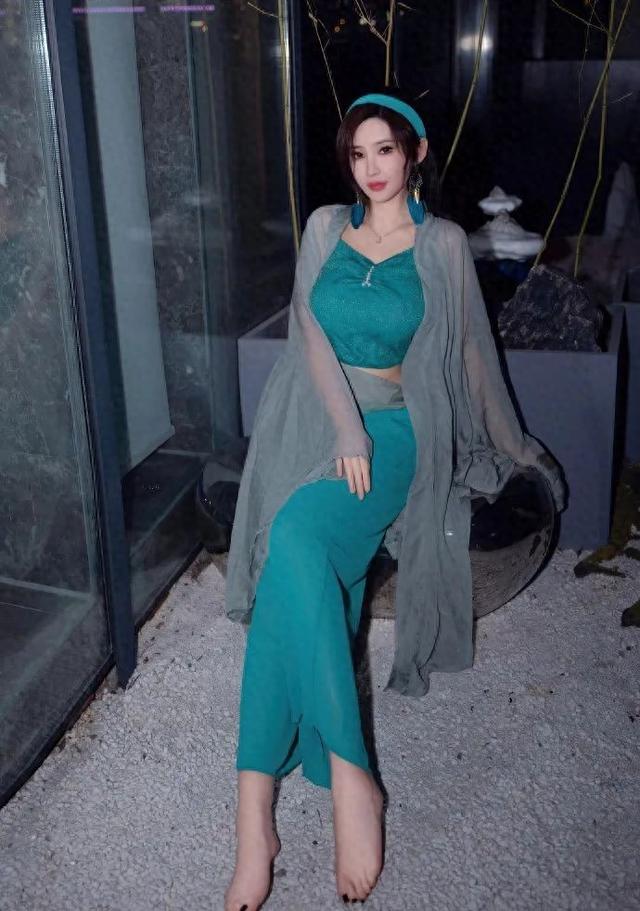 美女模特周妍希，前凸后翹，身姿曼妙，白玉美腿，太頂了