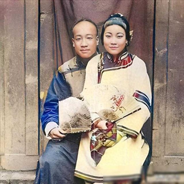 晚清悲慘女子老照片：窯姐坐洋軍官懷里被摸胸，洋人當(dāng)街欺辱婦女