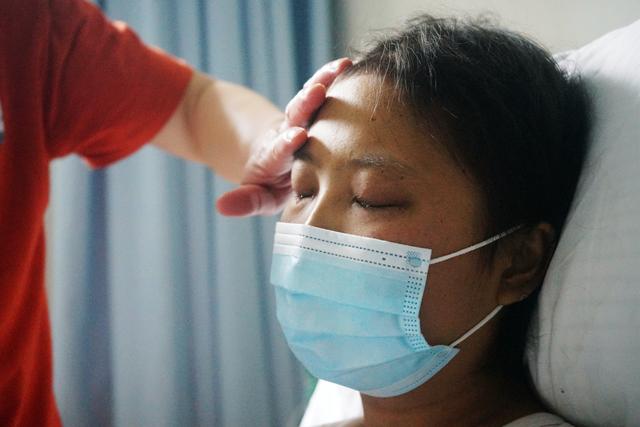16歲美少女突發(fā)重病變丑仍樂觀，病床上放聲高歌，安慰爸爸不要哭