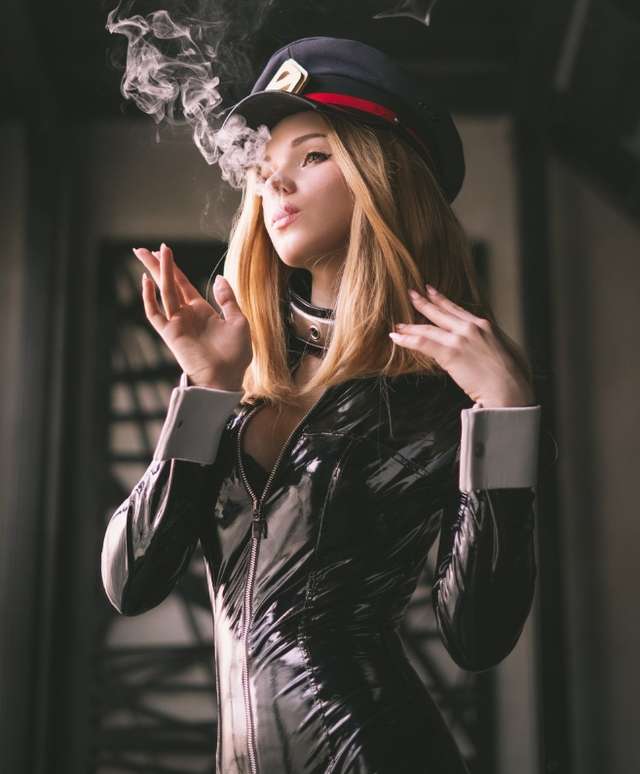 俄羅斯萌妹出了一堆膠衣cos，各種動漫角色，網(wǎng)友卻好奇鼓包么