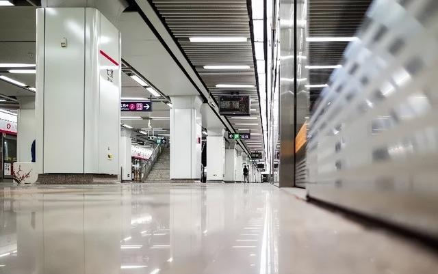女子地鐵內(nèi)對(duì)小男孩跳不雅舞蹈，扭腰擺臀撩衣，小孩：無(wú)助又害怕