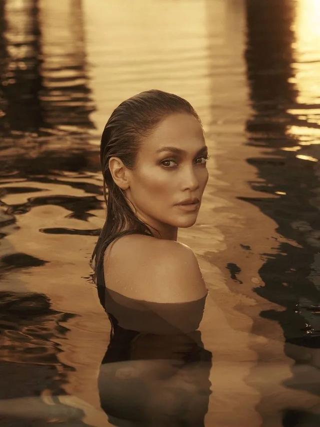 Jennifer Lopez 全裸拍新歌封面，這身材51歲？