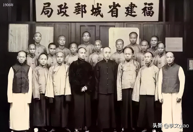 不堪入目老照片：男人摟著女子的胸一頓摸，男人抱著女人一頓熱吻