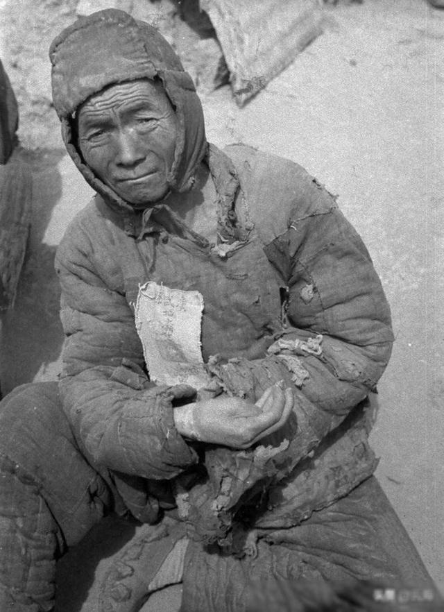 晚清悲慘女子老照片：窯姐坐洋軍官懷里被摸胸，洋人當(dāng)街欺辱婦女