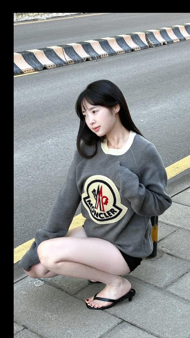 戶外攝影中的長腿美女