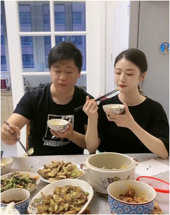 “謝永強”嬌妻露面，穿短裙秀長腿跪地洗腳，永強皇上坐姿太享受