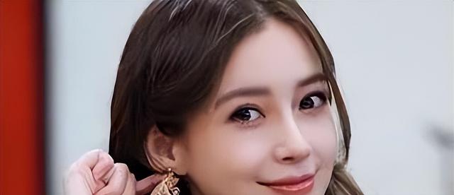 抽煙成癮的六位女明星，個個都是老煙民，劉亦菲14歲就會抽煙了