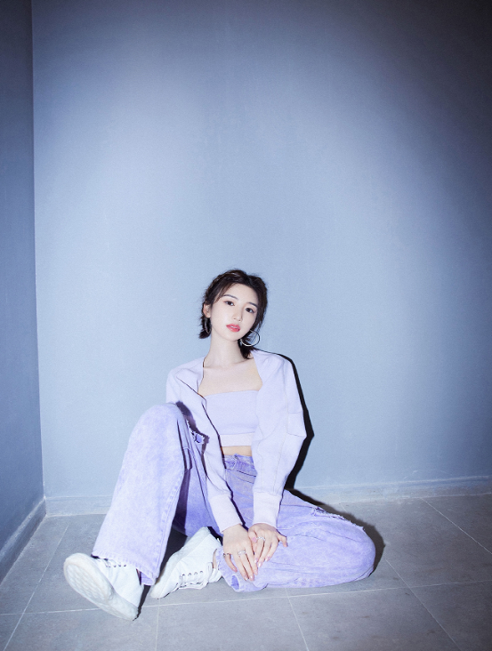毛曉彤也是個(gè)長(zhǎng)腿美女，元?dú)獬膛Ｗ醒澊钆洌瑴p齡又有點(diǎn)小火辣