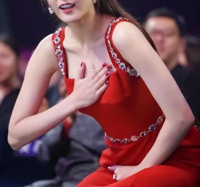揭秘：女星的胸，捂著，到底想不想給你看？