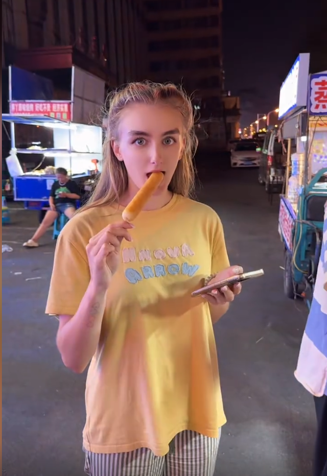 中國留學生愛上俄羅斯美女，每天被女友親上百次，睡個懶覺都不成