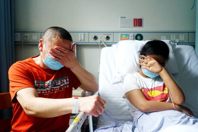 16歲美少女突發(fā)重病變丑仍樂觀，病床上放聲高歌，安慰爸爸不要哭