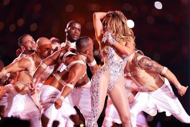 Jennifer Lopez 全裸拍新歌封面，這身材51歲？