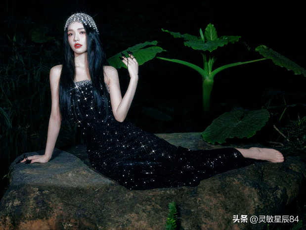 林允穿黑色鑲鉆緊身裙性感迷人 化身叢林蛇女神秘嫵媚！
