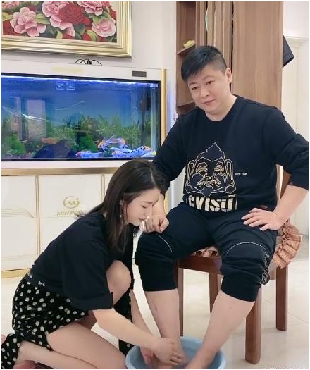 “謝永強”嬌妻露面，穿短裙秀長腿跪地洗腳，永強皇上坐姿太享受