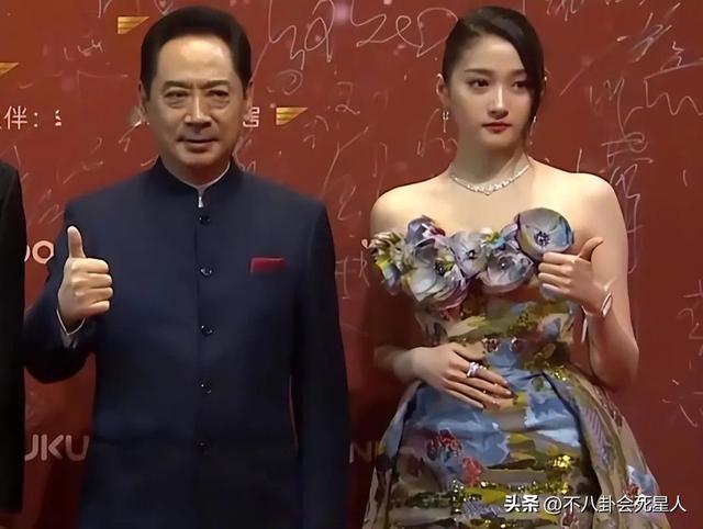 趙麗穎的副乳，楊冪的扁屁股，鞠婧祎的腿，女明星的身材也很真實