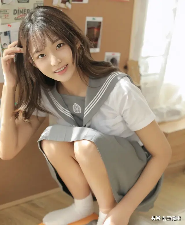 清純?；琅种品澮m美腿白嫩肌膚性感寫(xiě)真