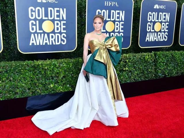 Jennifer Lopez 全裸拍新歌封面，這身材51歲？