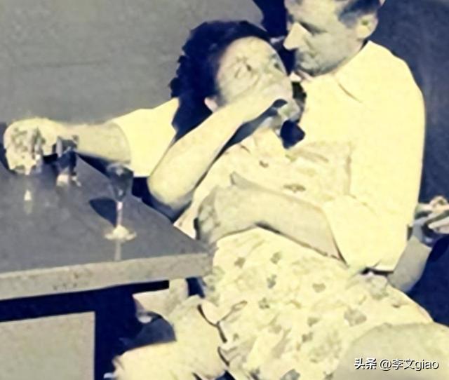 不堪入目老照片：男人摟著女子的胸一頓摸，男人抱著女人一頓熱吻