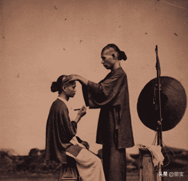 卑鄙齷齪老照片：青樓女子妖嬈多姿，婦女露胸喂奶被孩子撕扯衣服