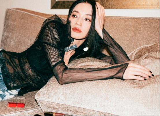 李小冉的胸，閆妮的腿，殷桃的腰，這6位中年女星性感起來(lái)迷死人