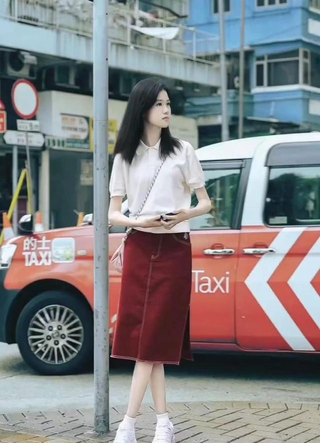 陸毅女兒貝爾近照驚艷，腿又長又細(xì)，身高直逼180cm