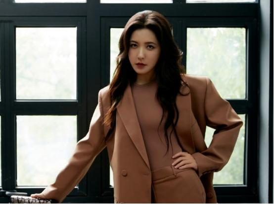 李小冉的胸，閆妮的腿，殷桃的腰，這6位中年女星性感起來(lái)迷死人