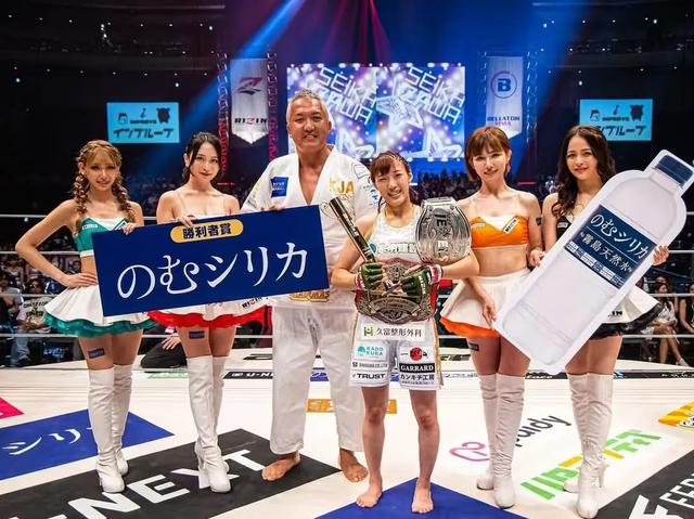 火辣舉牌女郎被暴力KO！看的日本觀眾直呼心疼，不忍直視