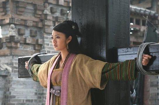 在古裝劇中女星被綁的瞬間，李綺紅讓人哭笑不得，董璇眉目如畫