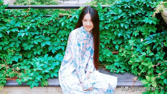 向佐？郭碧婷壁紙分享：翠花長(zhǎng)裙，黑長(zhǎng)直，盡顯女神氣質(zhì)