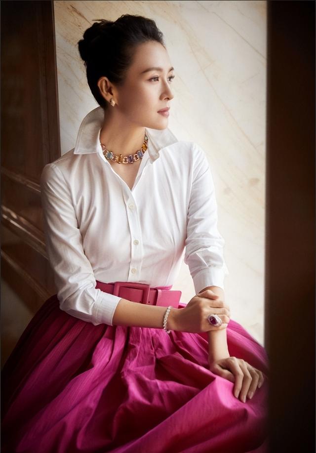 章子怡穿上紅色深V抹胸爆乳裙，驚艷國(guó)際，散發(fā)大方魅力！