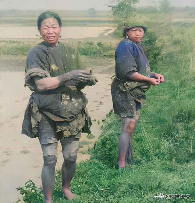 罕見恥辱老照片：被拍賣的大胸女人，全裸女人被男人拿槍指著