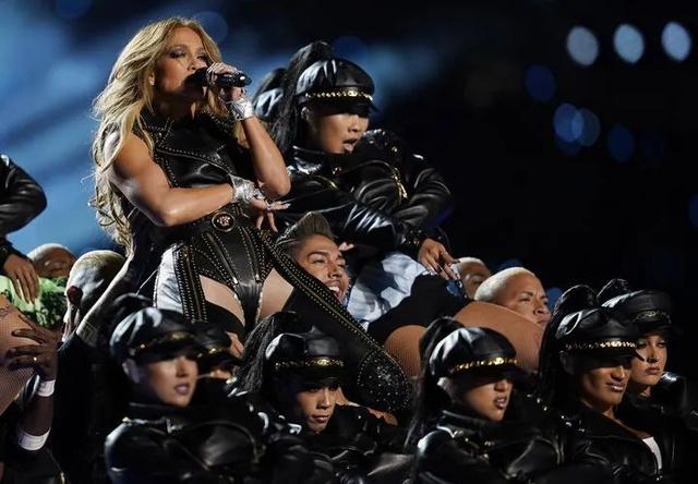 Jennifer Lopez 全裸拍新歌封面，這身材51歲？