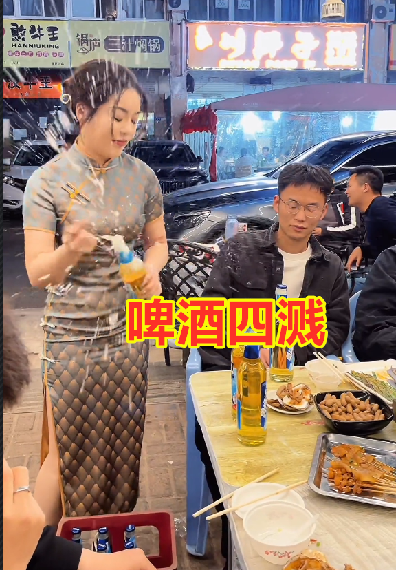 老板娘“花式”開啤酒，故意“使壞”噴食客一臉，被噴男子笑開花