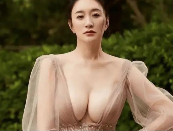 李小冉的胸，閆妮的腿，殷桃的腰，這6位中年女星性感起來(lái)迷死人