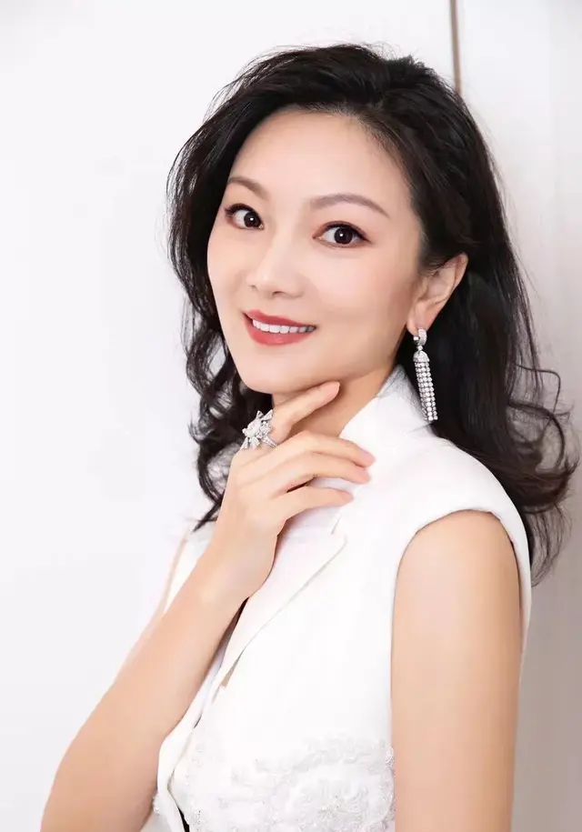“土妹”陳婷：18歲跟了張藝謀，無(wú)名無(wú)分伺候11年，現(xiàn)終于成贏家