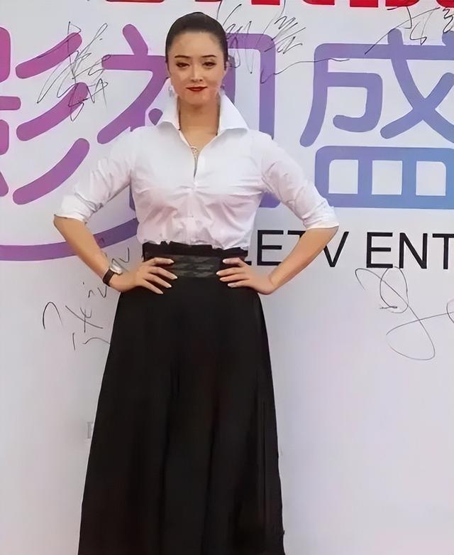 肉感女神蔣欣太豐滿了！大胸肥臀，勻稱、前凸后翹身材太迷人 -