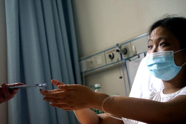 16歲美少女突發(fā)重病變丑仍樂觀，病床上放聲高歌，安慰爸爸不要哭