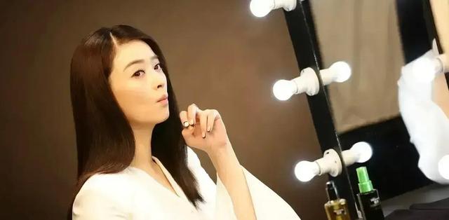 肉感女神蔣欣太豐滿了！大胸肥臀，勻稱、前凸后翹身材太迷人 -