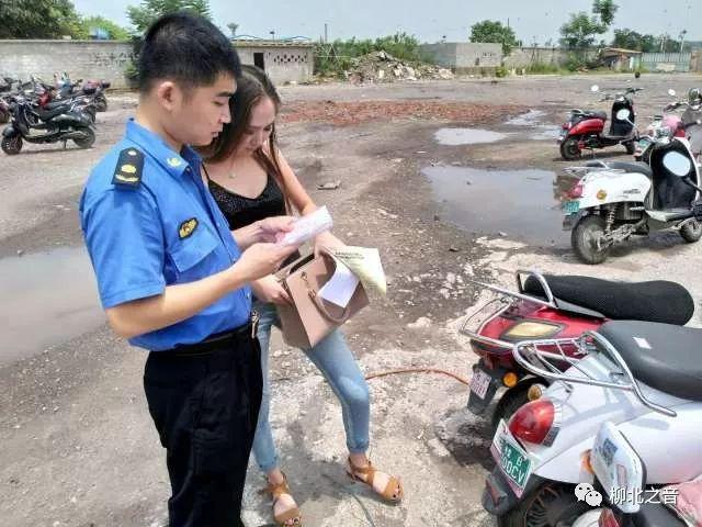 電動(dòng)車違停被扣，為何這位俄羅斯美女還連聲感謝柳北區(qū)城管？