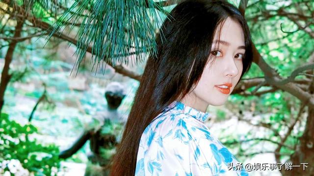 向佐？郭碧婷壁紙分享：翠花長(zhǎng)裙，黑長(zhǎng)直，盡顯女神氣質(zhì)