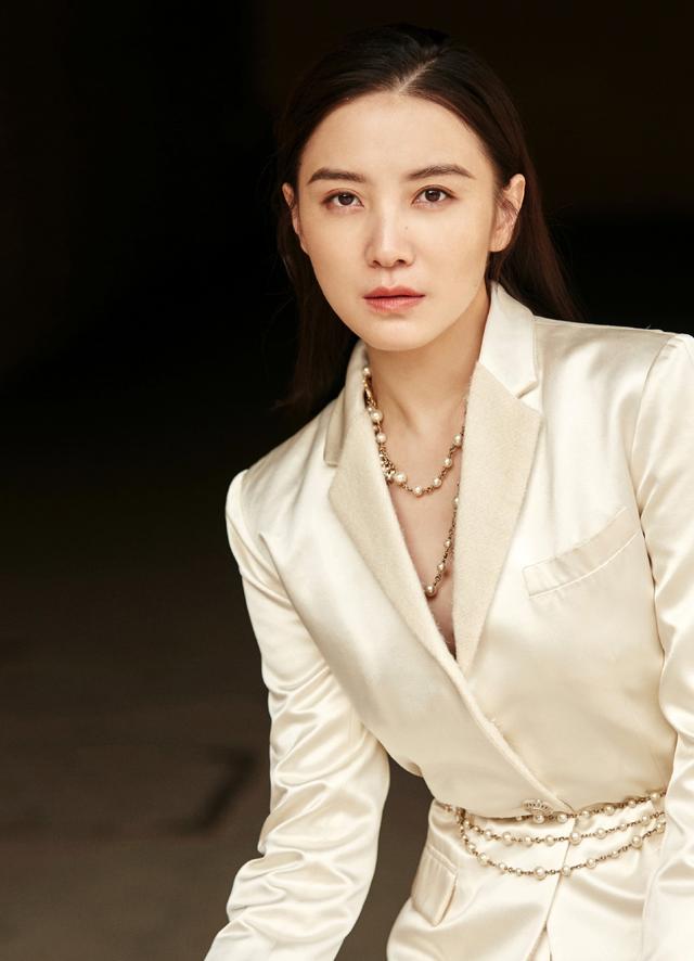 43歲宋佳近照！腋下婦乳明顯，真空禮服險(xiǎn)走光，胳膊上痕跡引熱議