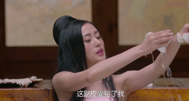 同樣是“美人出浴”，有的清純嫵媚惹人憐，剩下的只想摁水里