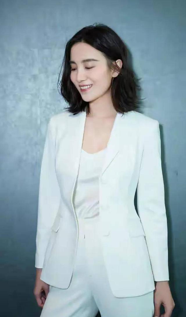 43歲宋佳近照！腋下婦乳明顯，真空禮服險(xiǎn)走光，胳膊上痕跡引熱議