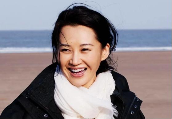 李小冉的胸，閆妮的腿，殷桃的腰，這6位中年女星性感起來(lái)迷死人