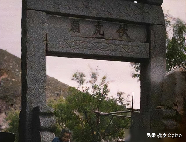 不堪入目老照片：男人摟著女子的胸一頓摸，男人抱著女人一頓熱吻