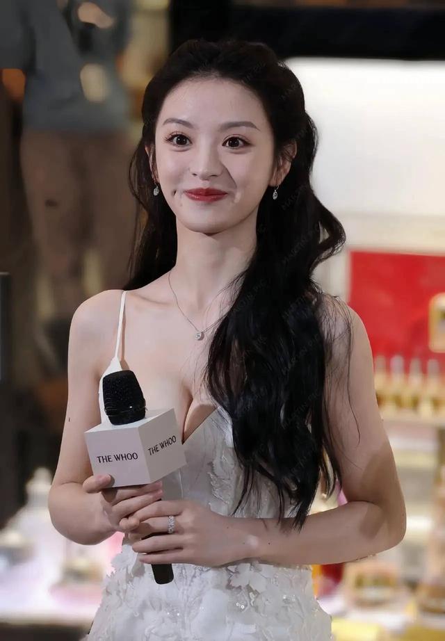 田曦薇 “童顏巨乳”，高中時期的照片曝光！
