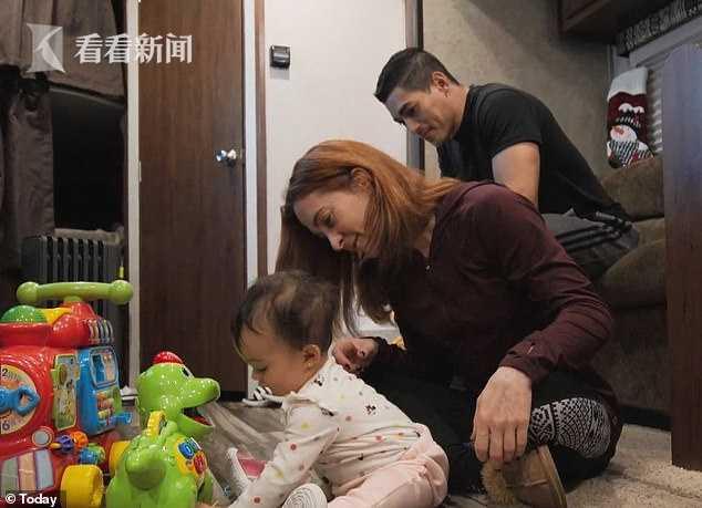 女漢子給娃喂完奶直接登臺(tái)演雜技 當(dāng)?shù)鬃握煞蝾嵏搽s技常識(shí)