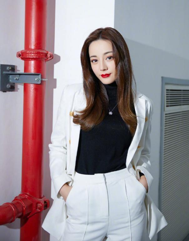 迪麗熱巴生圖太抗打，一襲黑紗抹胸裙驚艷全場，身材確實是好
