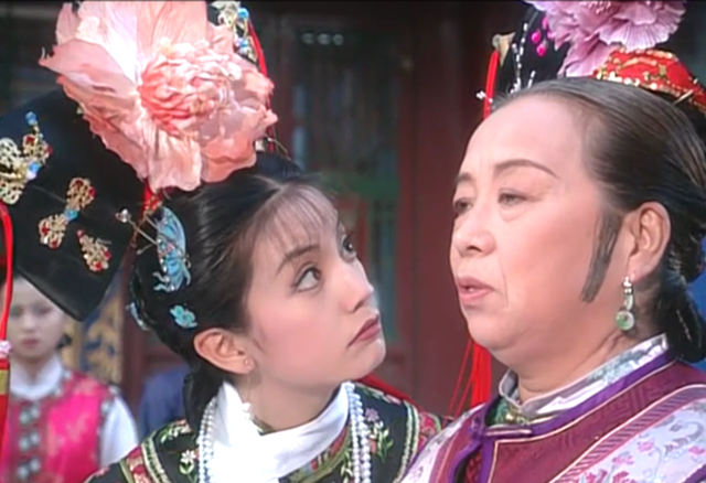 容嬤嬤教導(dǎo)小燕子，小燕子挨打后因禍得福，紫薇為進(jìn)宮下跪求眾人